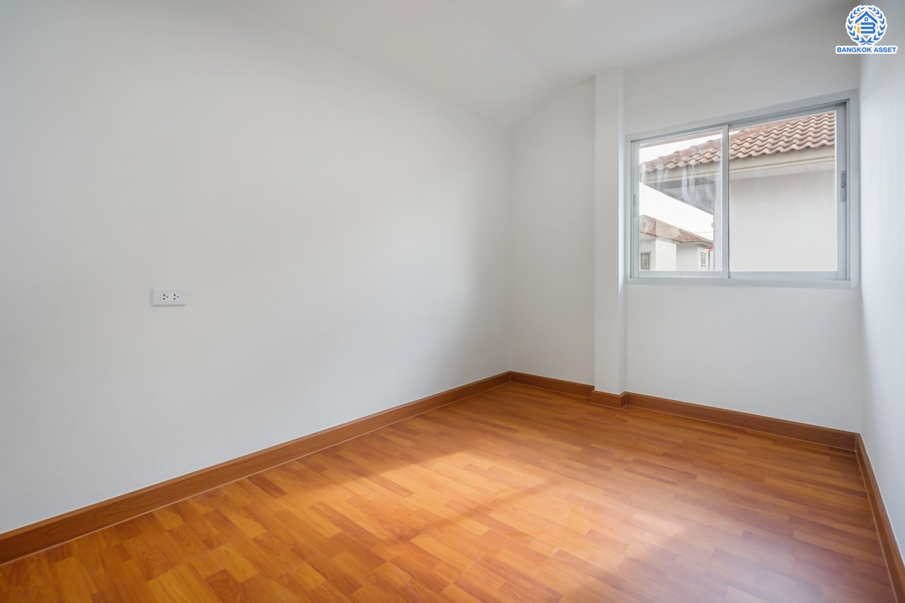 บ้านมือสองนนทบุรี ม.ศุภาลัยวิลล์ วงแหวน-รัตนาธิเบศร์ เนื้อที่ 50 ตร.ว. ฟังก์ชันจัดเต็ม 4 ห้องนอน 2 ห้องน้ำ 2 ที่จอดรถ ตอบโจทย์ทุกการเข้าอยู่ บนทำเลเดินทางสะดวก ใกล้ ถนนกาญจนาภิเษก เซ็นทรัลเวสต์เกต และรถไฟฟ้า "สถานีคลองบางไผ่"